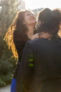 Photo couple authentique sourire complicité Paris