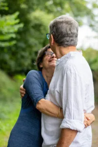 Séance couple extérieur naturelle lumière douce Paris