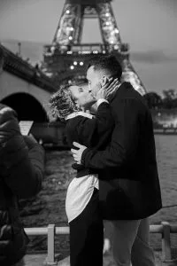 Photoshoot couple Paris extérieur romantique et naturel tour eiffeil