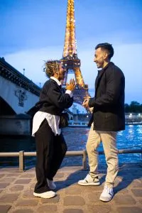 Demande en mariage Paris photographe fiançailles surprise